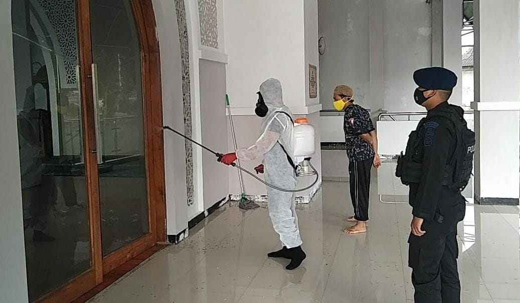 Peduli Masyarakat, Sat Brimob Polda Jabar Kembali Semprotkan Disinfektan ke Tempat Ibadah