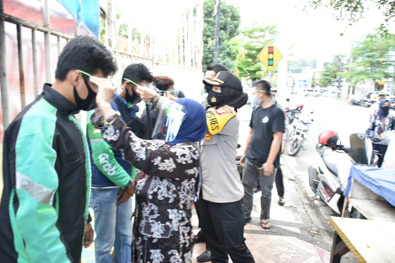 Disiplinkan Protokol Kesehatan, Kapolres Banjar Bersama Walikota Bagikan Face Shield Kepada Ojol dan Pedagang Kaki Lima