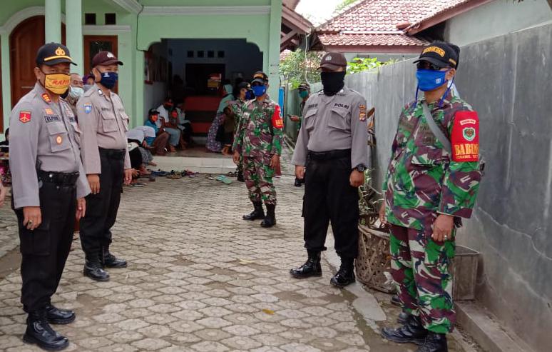 Kapolsek Sliyeg Pimpin Pendistribusian KPM
