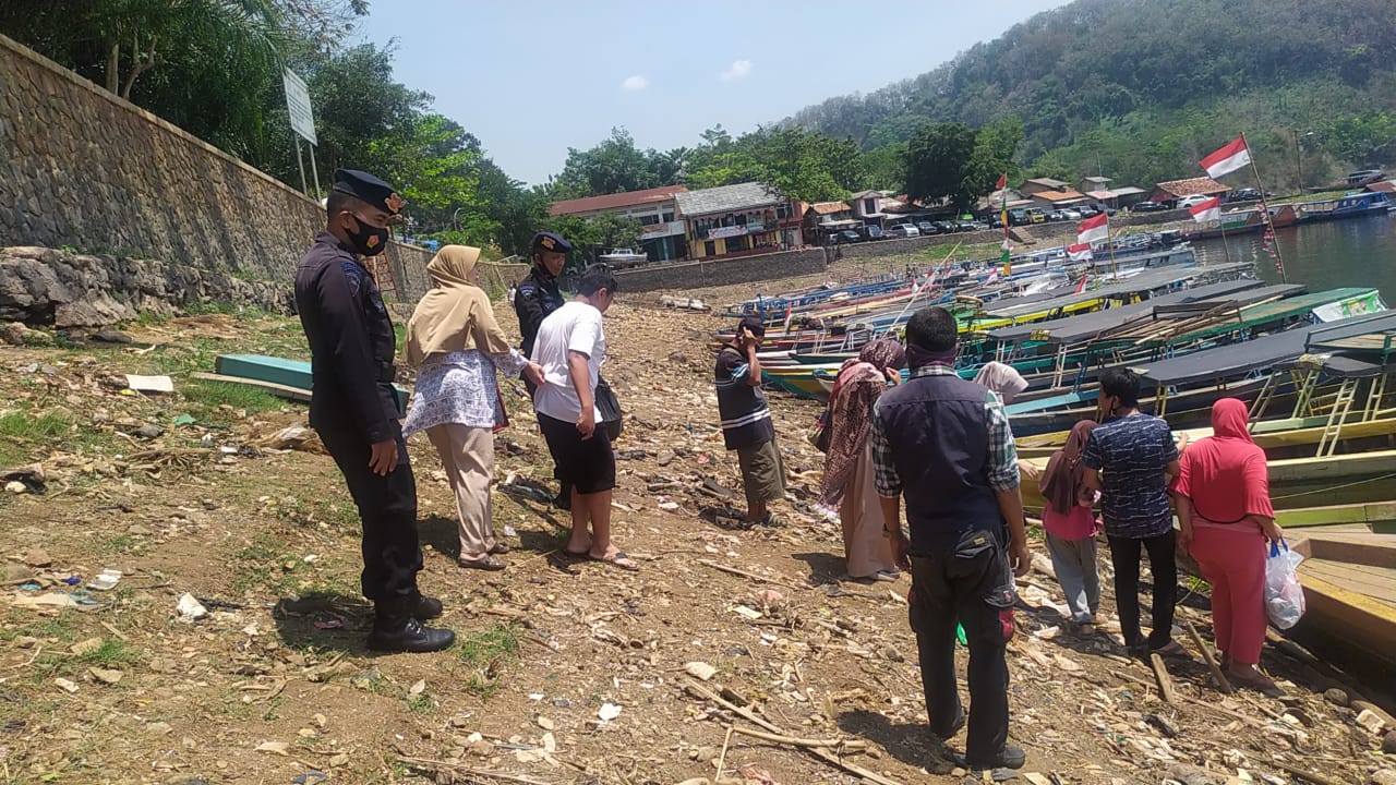 Ingatkan Pentingnya Disiplin Protokol Kesehatan, Sat Brimob Polda Jabar Kembali Kunjungi Tempat Wisata Jangari