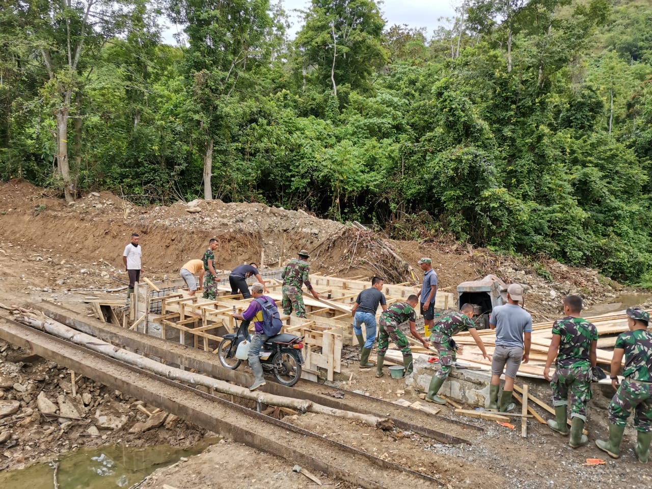 Satgas TMMD Ke 109 Terus Kebut Pekerjaan Jembatan