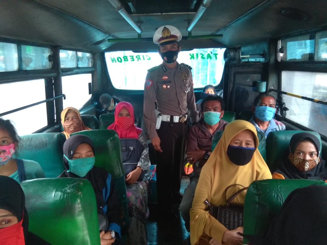 Sadarkan Masyarakat, Sat Lantas Polres Ciamis Polda Jabar Tempel Stiker Bertuliskan "Ayo Pakai Masker" Pada Kendaraan Umum