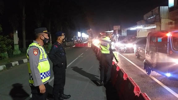 Wujud Polri Presisi, Sat Brimob Polda Jabar Back Up Petugas Penyekatan di Check Point