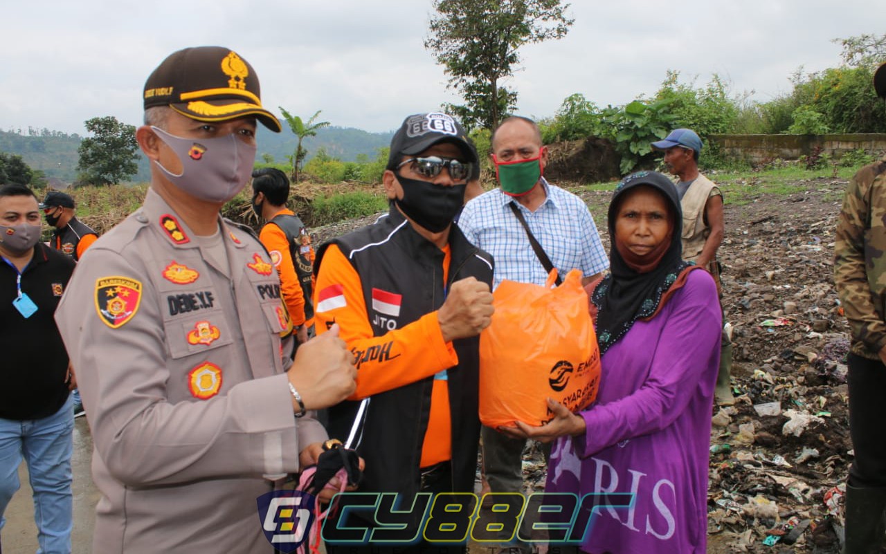 Kapolres dan Dandim 0611 Garut "Bhakti Sosial" Bagikan Paket Sembako ke Warga Masyarakat Kurang Mampu