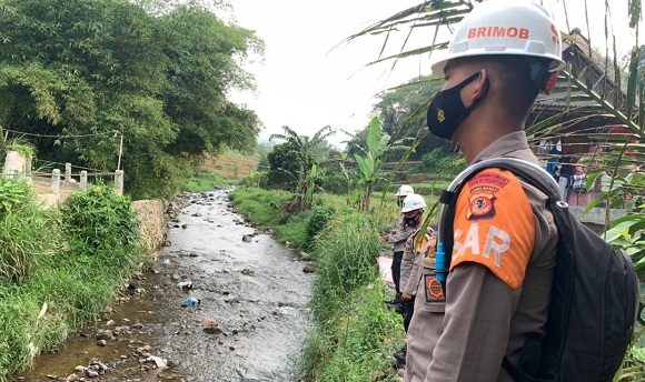 Antisipasi Banjir, Tim SAR Sat Brimob Polda Jabar Kembali Cek Debit Air Sungai Gadog