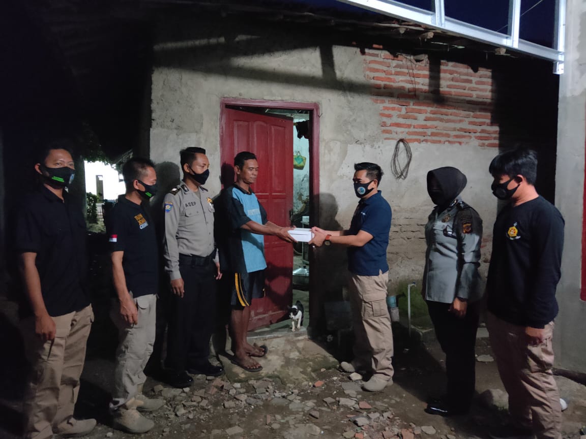 Jelang Sahur Sat Narkoba Polres Indramayu, Bagikan 100 Nasi Box Pada Warga Sindang