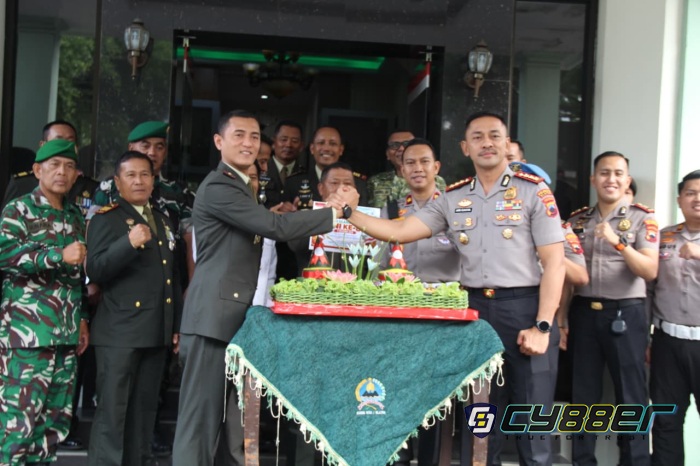 Dandim Klaten Terima Tumpeng HUT ke-81 TNI dari Kapolresta, Sinergitas Makin Solid