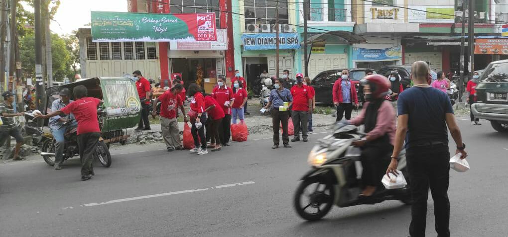 Giat Sosial PSI Berbagi 800 Takjil Kepada Pengguna Jalan di Kota Medan