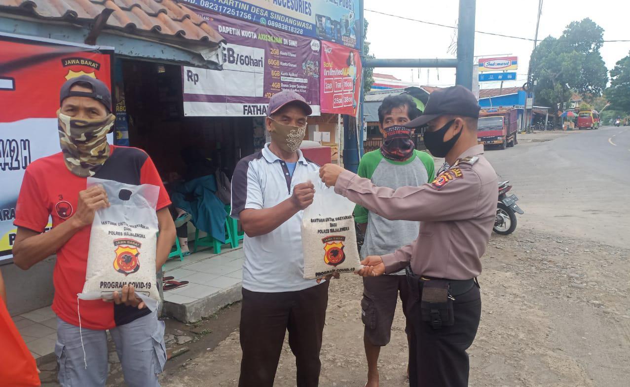 Polres Majalengka Polda Jabar Berikan Bansos Kepada Kaum Buruh dan Kuli Panggul Serta Sosialisasikan Prokes 3M