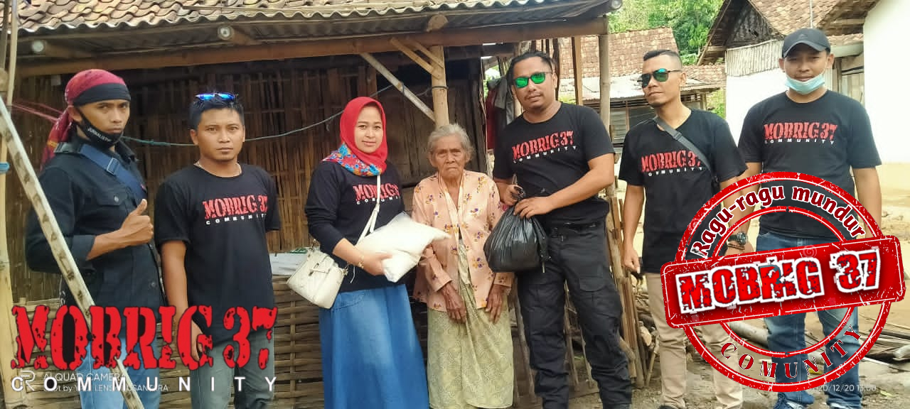 Bagi Sembako Part XII Anggota Mobrig37 di Desa Lumutan Botolinggo