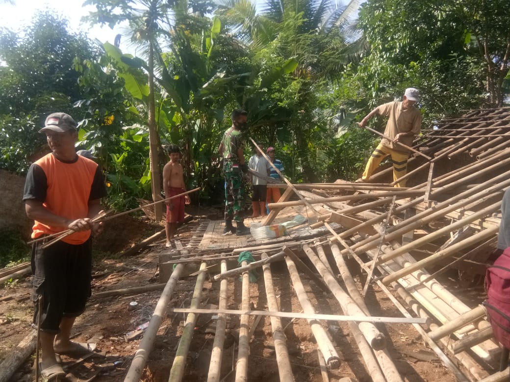 Babinsa dan Warga, Bantu Bersihkan Rumah yang Roboh di Desa Bingkeng