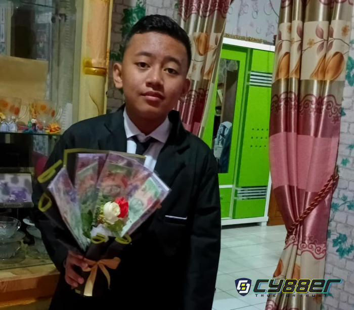 Dapa Ariadinata Lulus dengan Prestasi Membanggakan, Raih Peringkat 3 di SDN Nurul Palah Benteng
