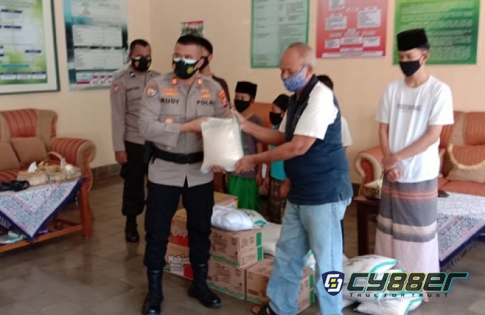 Peduli Warga di Masa PPKM Darurat, Polisi Bagikan Paket Sembako
