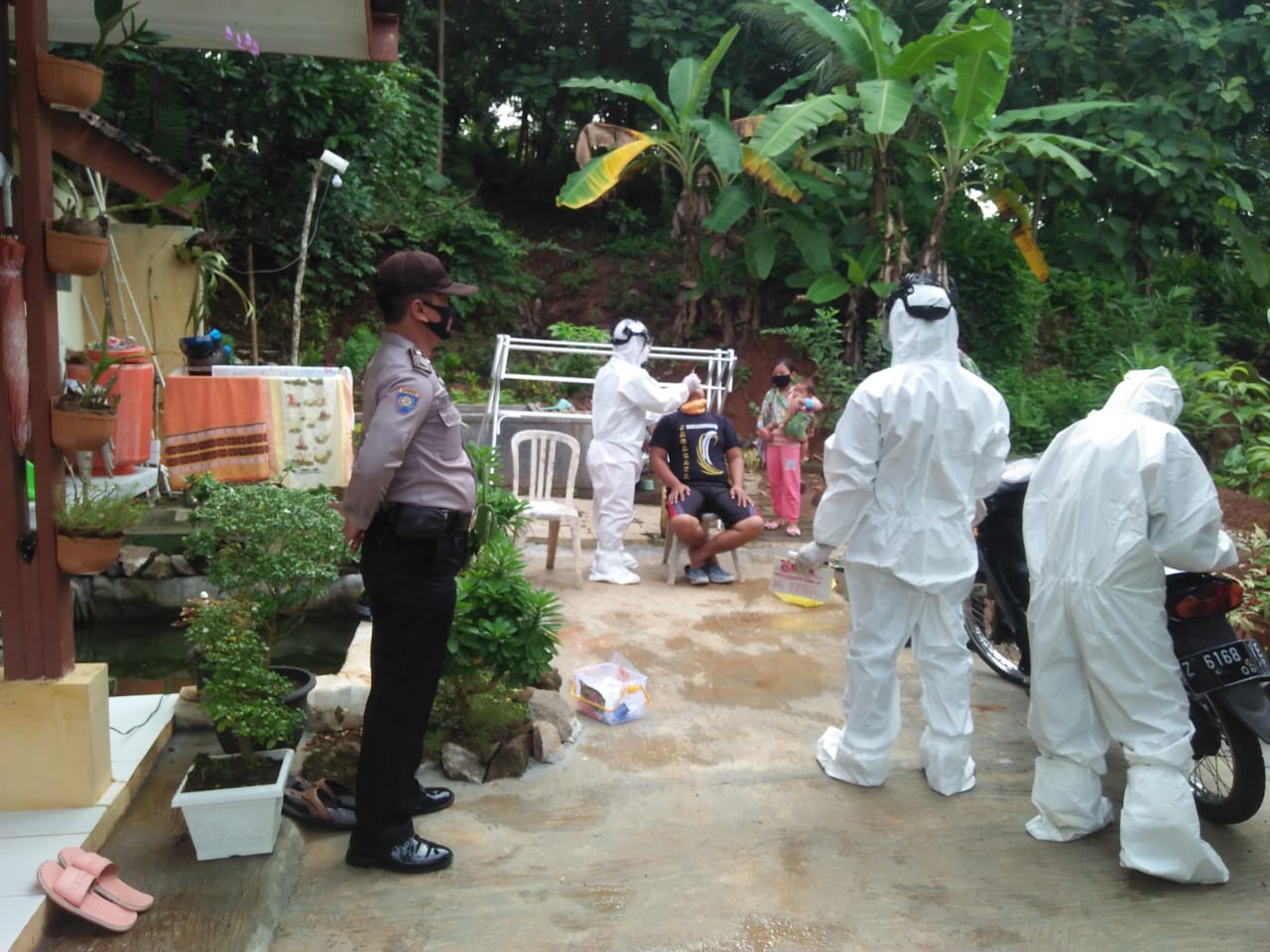 Polres Banjar Bersama Babinsa Melaksanakan Pengamanan Pelaksanaan Test Swab