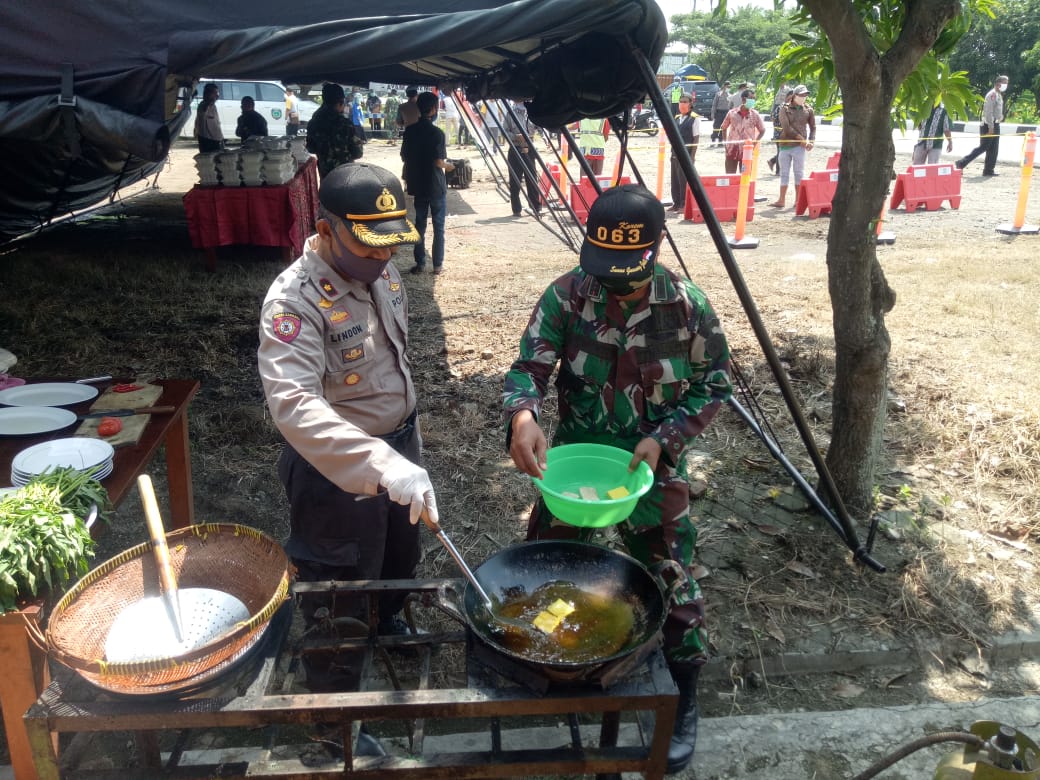 Kurangi Beban Masyarakat,TNI/Polri Bangun Dapur Umum Untuk Bagikan 500 Kotak Makanan