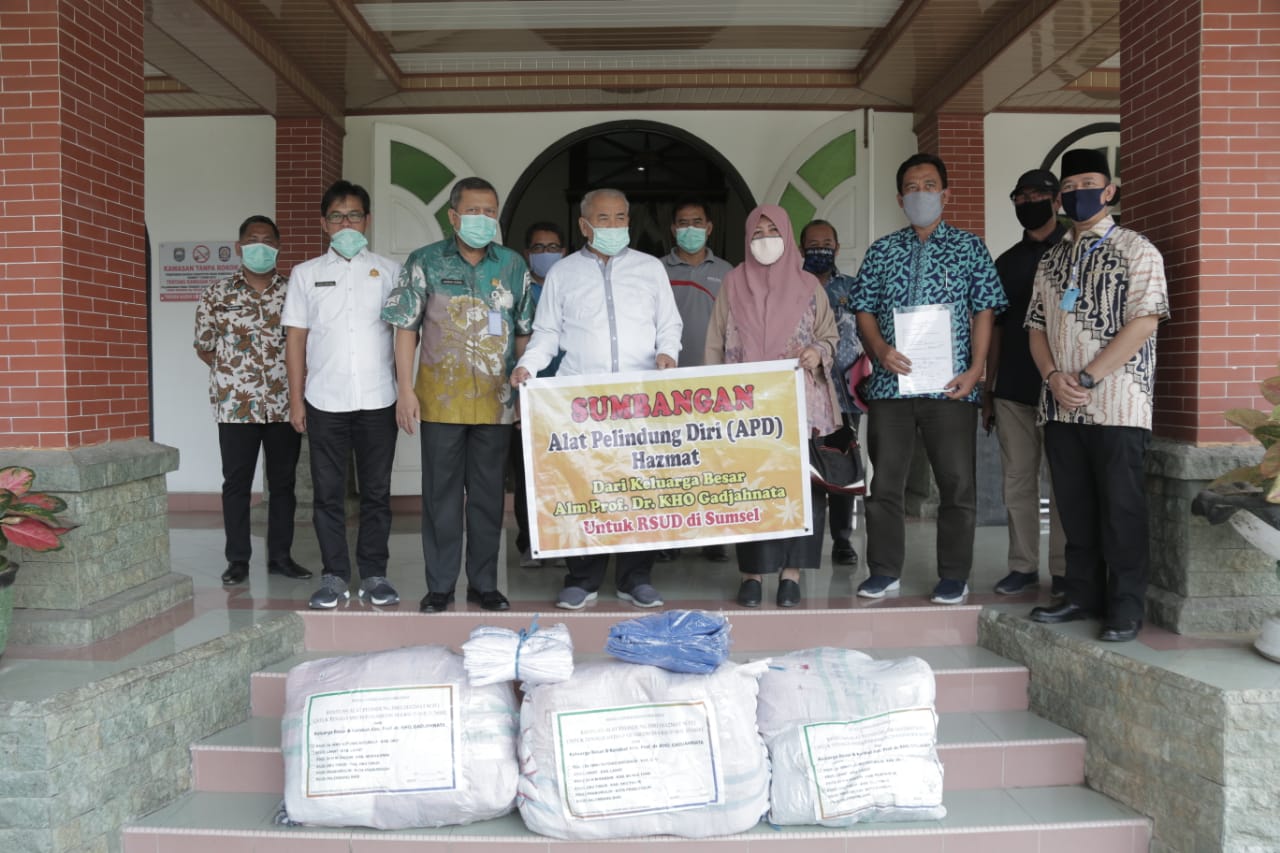 Keluarga Besar Prof. Dr. K.H.O. Gadjahnata Memberikan Bantuan Alat Pelindung Diri Kepada Pemkab OKU 