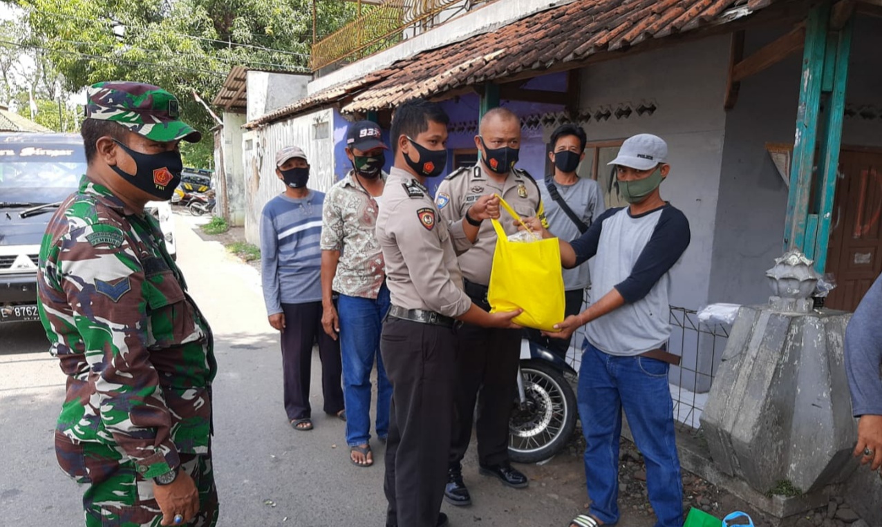 Polsek Kasokandel Bersama Koramil Salurkan Paket Sembako dan Bagikan Masker Gratis