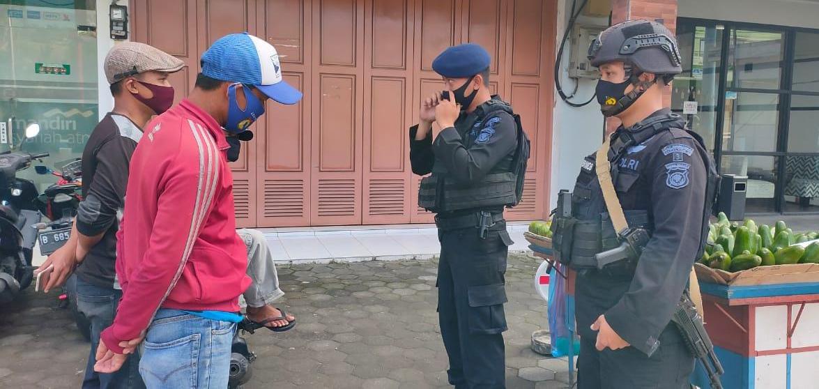 Patroli Sat Brimob Polda Jabar Cegah Penyebaran Covid-19 dengan Perketat Protokol Kesehatan