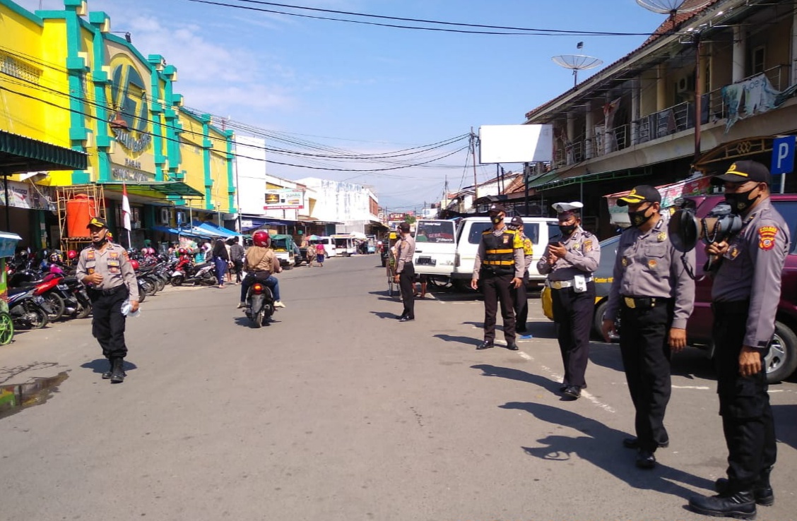 Gencarkan Sosialisasi 3M dan Disiplinkan Protokon Kesehatan, Polres Majalengka Bagikan Ratusan Masker 