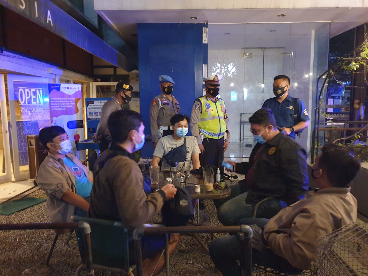 Patroli Gabungan Piket Fungsi, Sisir Warung dan Cafe yang Masih Buka di Wilkum Polres Cirebon Kota Polda Jabar