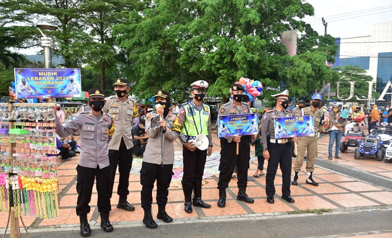 Di Alun-alun Kota Banjar, Kapolres Banjar Imbau Prokes dan Sosialisasikan Larangan Mudik
