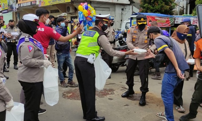 Sambut HUT Bhayangkara ke-75, Polres Sumedang Bagikan Sembako dan Masker