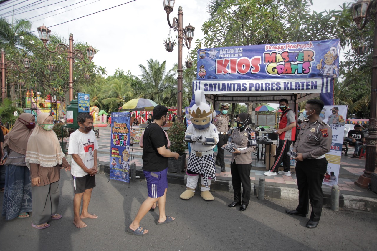 Jajaran Sat Lantas Polres Klaten Membagikan Ribuan Masker Gratis Kepada Masyarakat