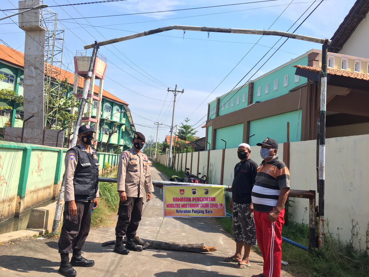 Lingkungan Perumahan di Semprot Cairan Disinfektan dan Penerangan Penerapan PPKM Darurat