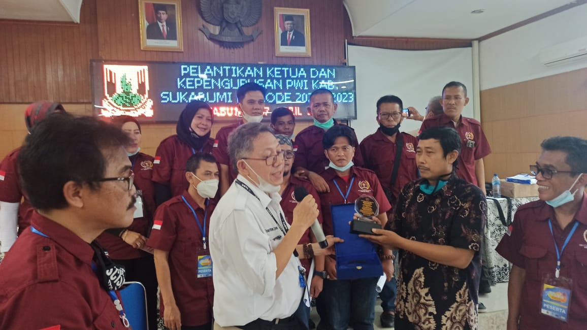 Sempat Virar Kritik Jalan Rusak di Sukabumi, Guru Eko Dapat Penghargaan dari PWI