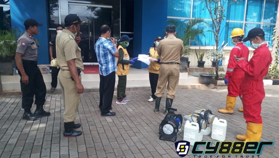 Penyemprotan  Disinfektan di Pasar Muara Angke, Upaya Memutus Penyebaran Virus Covid 19