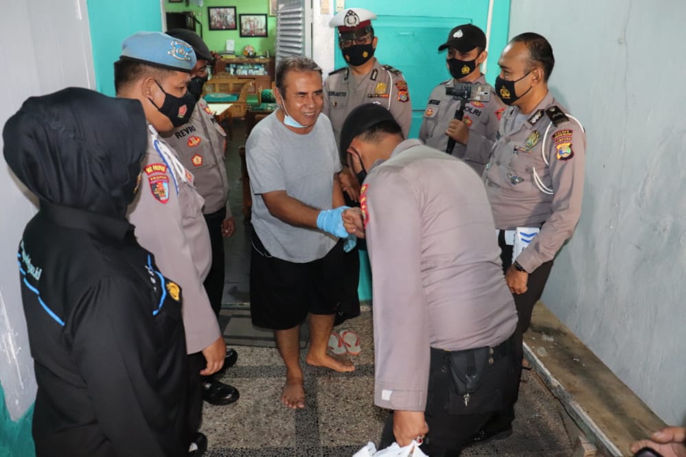 Senyum Berseri Menghiasi Wajah Penerima Sembako Kapolres Lamsel