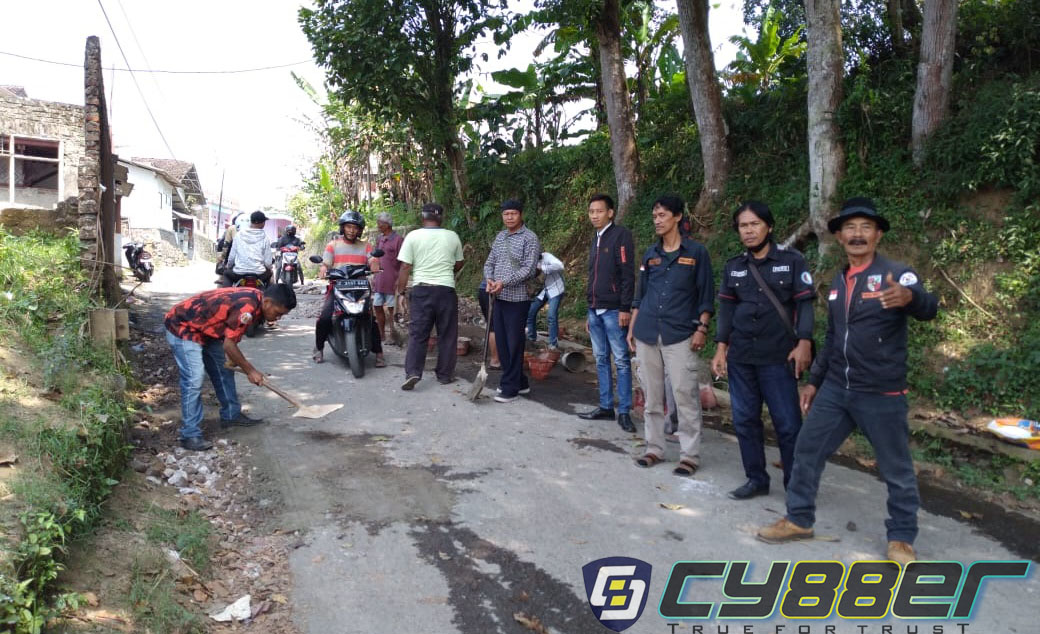 Anggota Pemuda Pancasila PAC Cilawu Bersama Warga Masyarakat Perbaiki Jalan Rusak dan Berlubang  