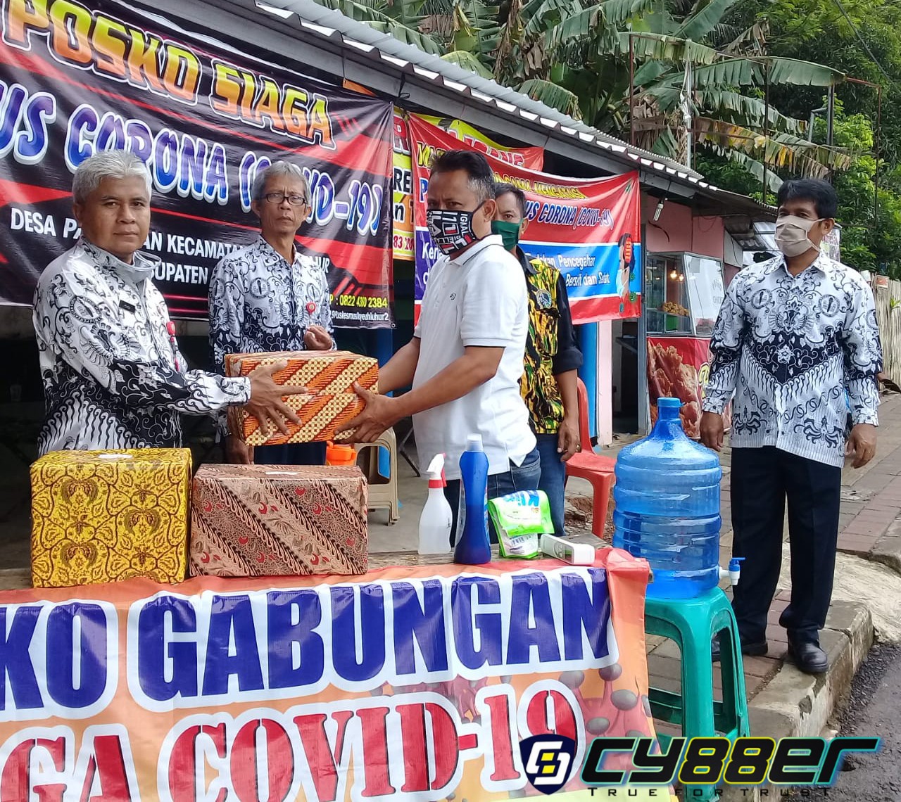 PGRI Korwil Dayeuhluhur Serahkan Batuan Masker dan Kebutuhan Relawan Posko Bingkeng Dayeuhluhur Cilacap
