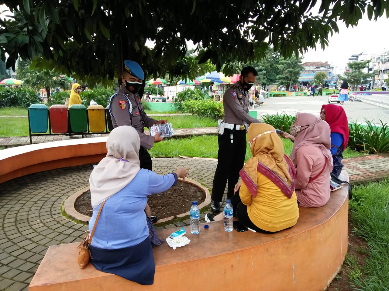 pemberian masker gratis dan Handsanitizer Kepada Warga Masyarakat diwilayah Hukum Polres Ciamis