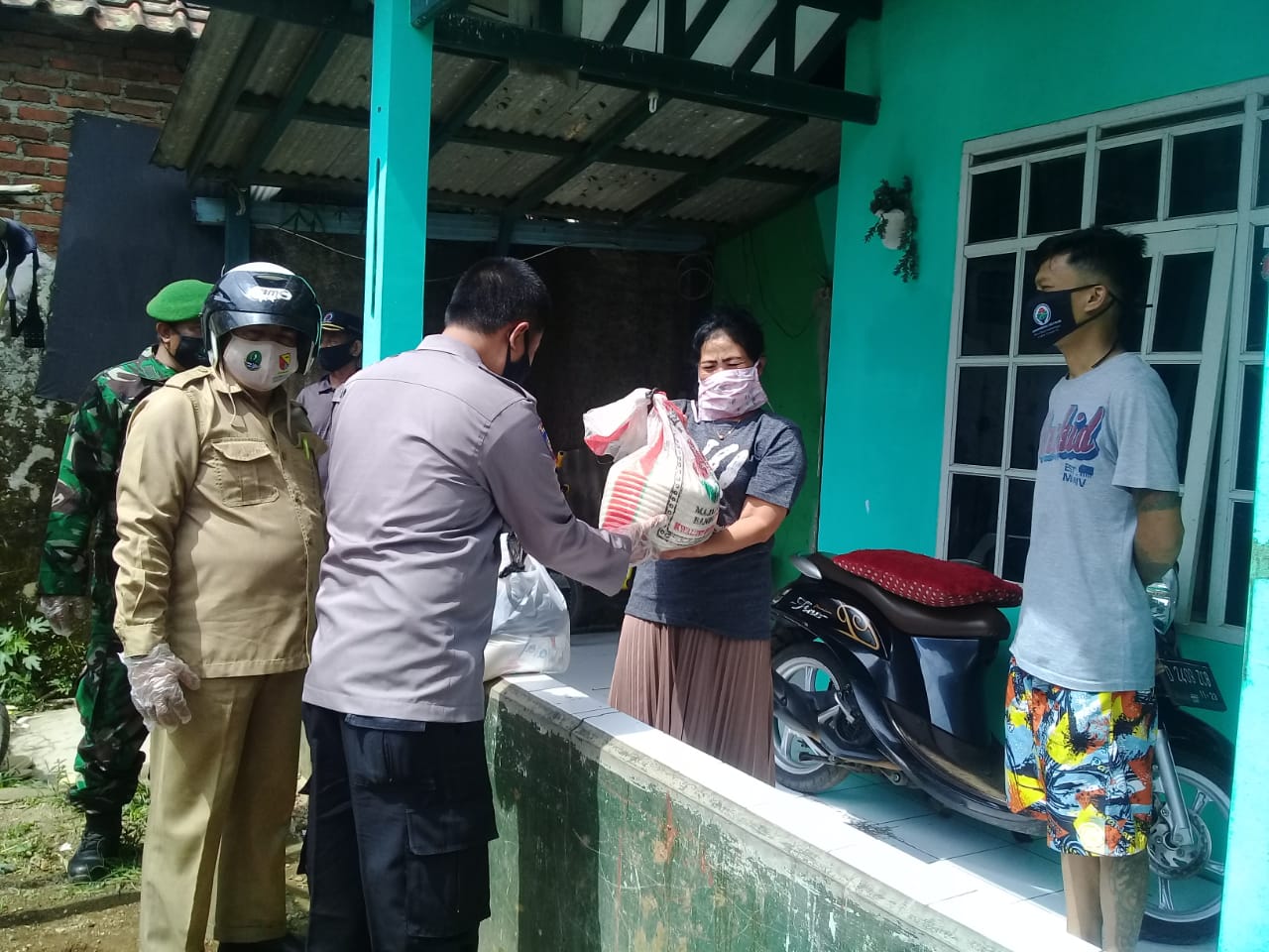 Sambang Desa Binaan, Aiptu Carlan Kawan Pedistribusian Bantuan Warga Terdampak Covid-19
