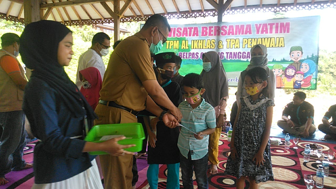 Kadis Kesehatan Tanggamus Piknik Bersama Anak Yatim