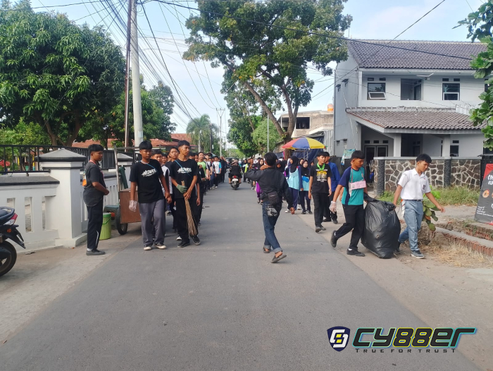 Bangun Karakter Peduli Lingkungan, MPLS SMA Negeri 1 Kasokandel Bersihkan Lingkungan di Area Sekolah dan Sekitarnya