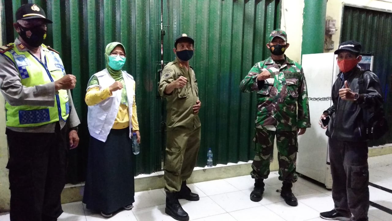 Pelaksanaan PSBB / PPKM, Aparat Keamanan Kecamatan Wedi Tertibkan Pedagang