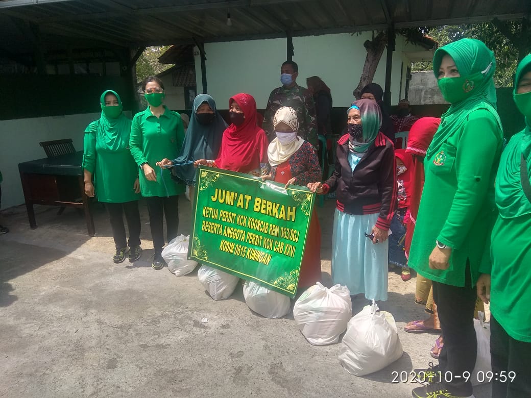 Persit Kartika Candra Kirana Cabang XXVI Kodim 0615 Kuningan Laksanakan Giat Juma,at Berkah Berbagi Sembako