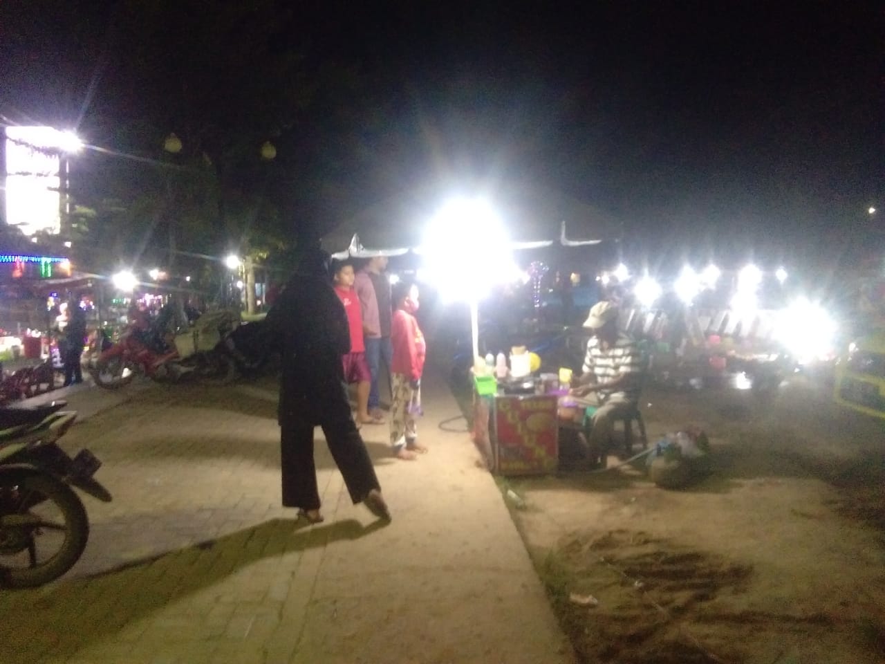 Kurangnya Kesadaran Masyarakat, Pengunjung Alun-Alun Abaikan Protokol Kesehatan