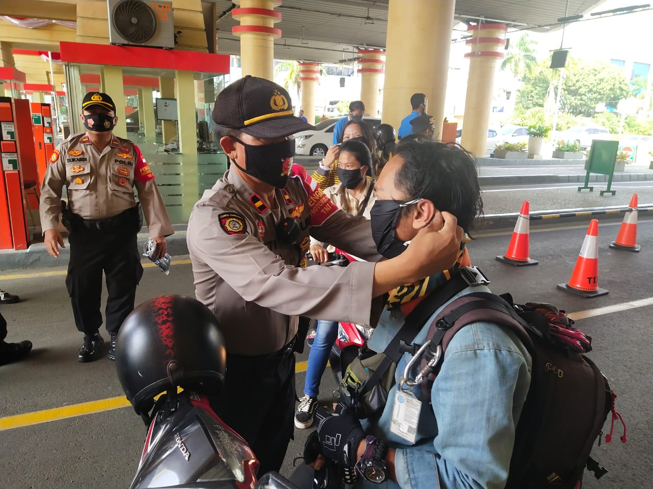 Polsek Pademangan Baksos Pembagian Masker di Taman Impian Jaya Ancol
