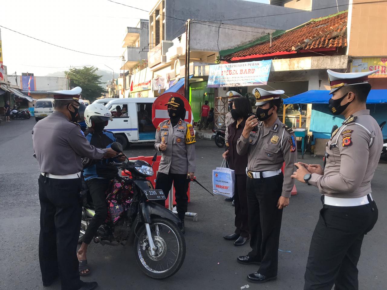 Kapolres Banjar Polda Jabar Beri Hadiah Bagi Pengendara Yang Patuh Protokol Kesehatan