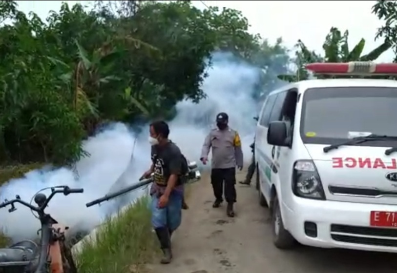 Cegah DBD Pasca Banjir dan Peduli Lingkungan Personel Polres Majalengka Polda Jabar Bantu Fogging