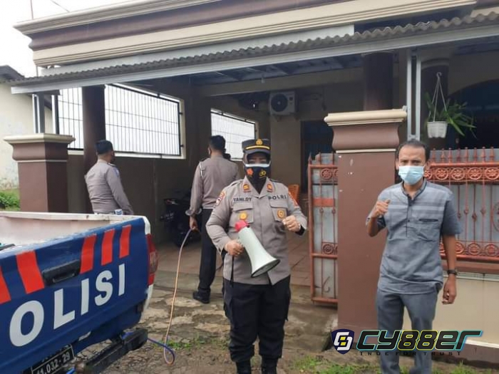 Putus Mata Rantai Covid-19 Polres Lamsel Semprot Disinfektan di Desa Seloretno