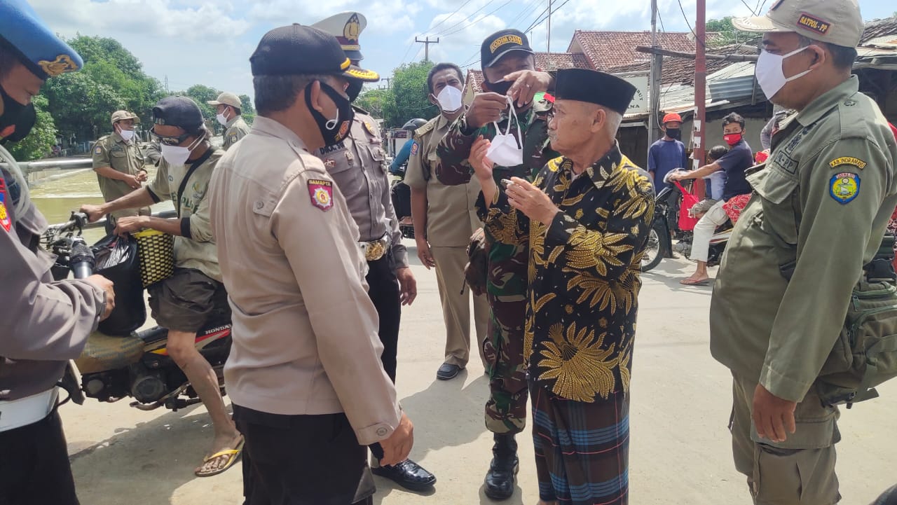 Polsek Sukagumiwang Menggelar Oprasi Yustisi, Bagikan Masker di Pasar Pembelanjaan