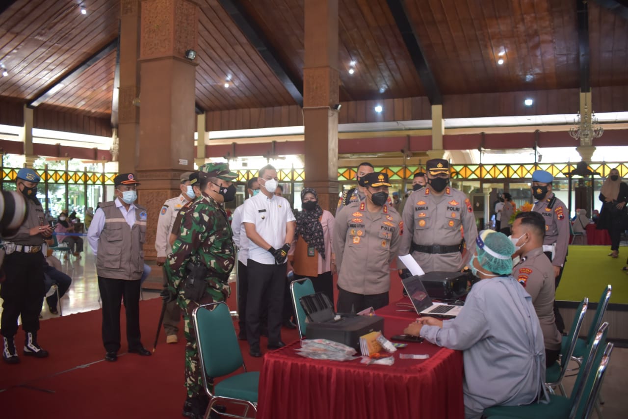 Kapolda Jateng cek pelaksanaan vaksinasi Covid-19 di Tegal