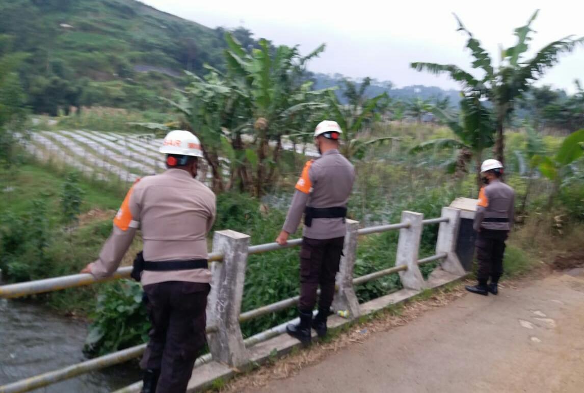 Patroli SAR Sat Brimob Polda Jabar Cek Sungai di Desa Cikidang Lembang 