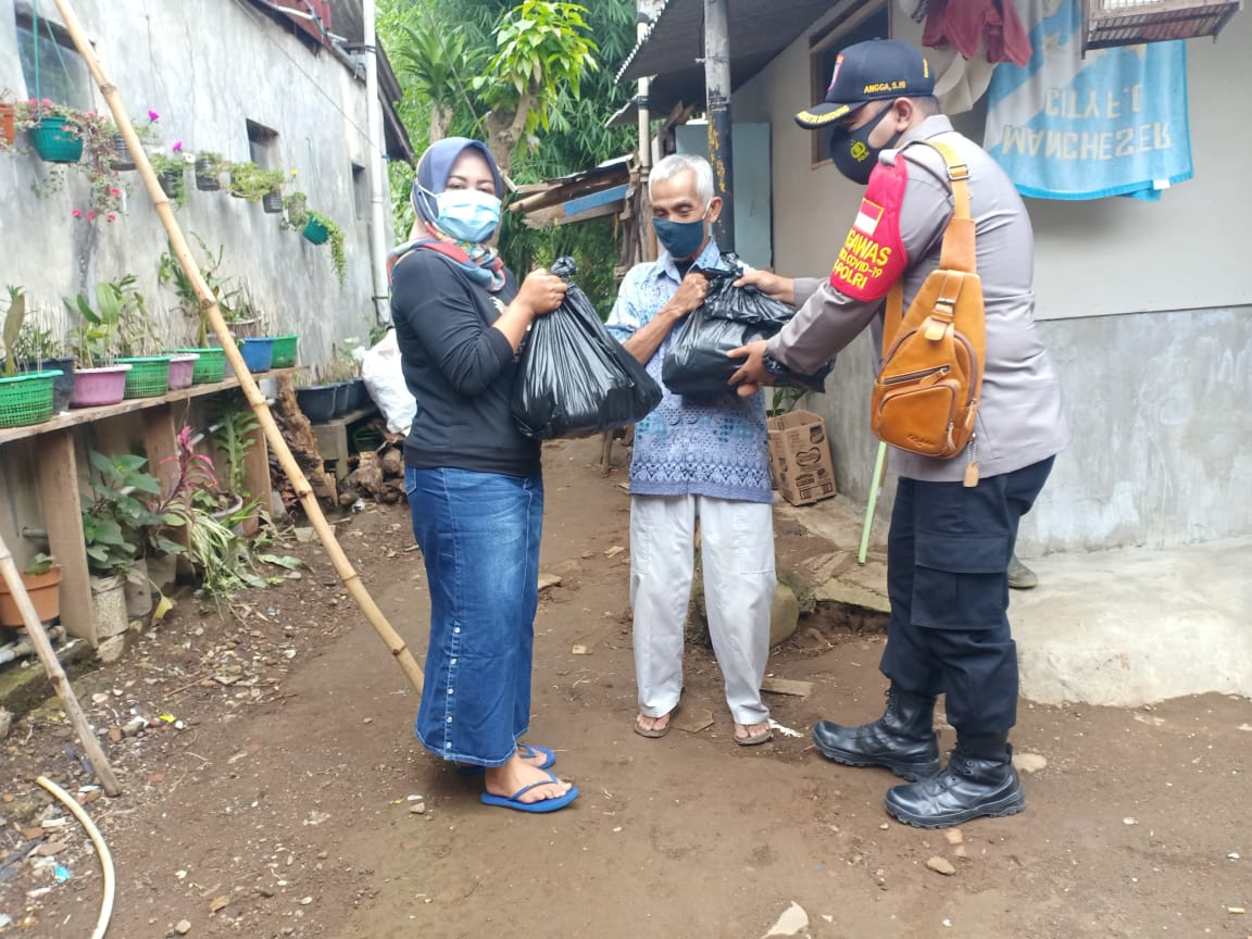 Polresta Bandung Polda Jabar Berikan Bantuan Kepada Warga Terdampak Covid-19 dan Sosialisasi Prokes 3M