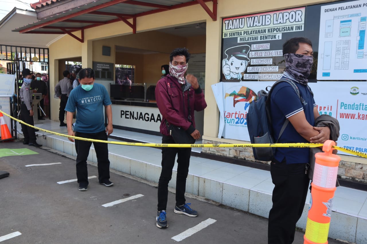 Antisipasi Penyebaran Covid-19, Jajaran Polres Indramayu Terus Lakukan Pengukuran Suhu Tubuh