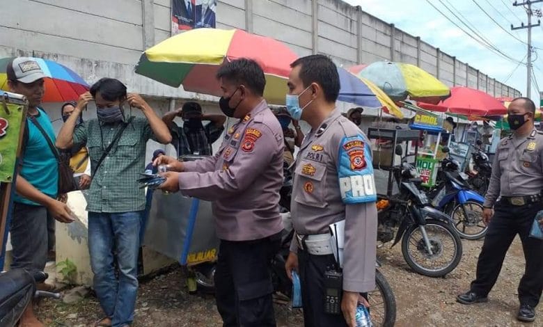 OPS Yustisi, Polsek Kasokandel Berikan Himbauan dengan Bagikan Masker Gratis ke PKL